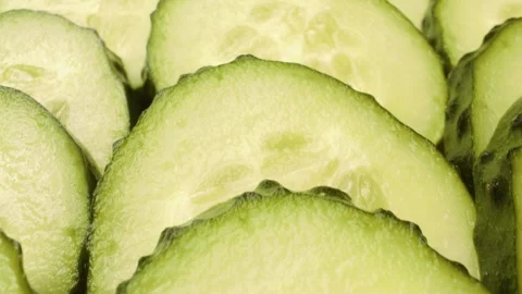 Smooth sliding close-up reveals crisp slices of fresh cucumber. Vidéo 313832825