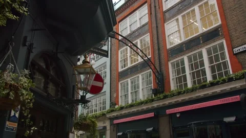Smooth slow motion gimbal pan around Green King Pub revealing Carnaby Vídeos de archivo 146680857