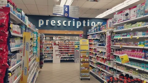 Smooth &amp; steady slow motion shot inside a pharmacy Vidéo 79427547