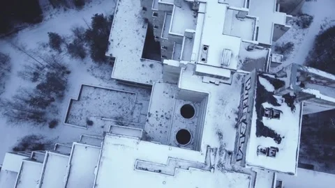 Smooth takeoff on a drone over an abandoned large building Vidéo 152832168