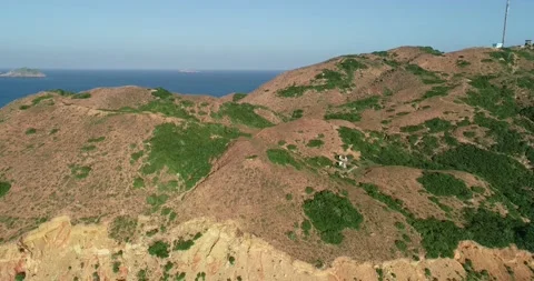 Smooth transition from the mountain to the blue ocean 库存影片 139602240