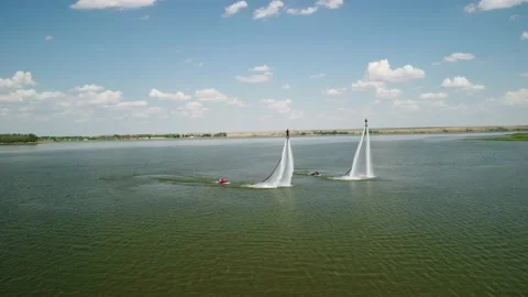 Smooth video from the copter, flying on a flyboard over the water 库存影片 198496563