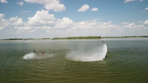 Smooth video from the copter, flying on a flyboard over the water Vidéo 199003023