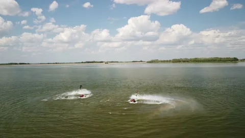 Smooth video from the copter, flying on a flyboard over the water Vidéo 201293719