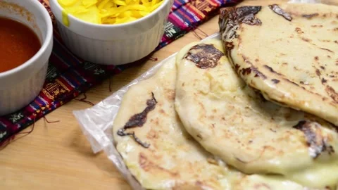 A smooth video pan showcasing cheese-filled pupusas with curtido and sauce .. 動画素材 294112897