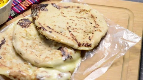 A smooth video pan showcasing cheese-filled pupusas with curtido and sauce .. 動画素材 294112899