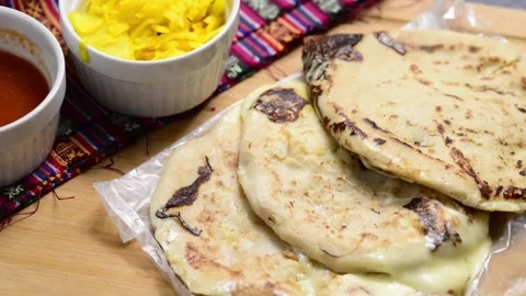 A smooth video pan showcasing cheese-filled pupusas with curtido and sauce .. 動画素材 294112943
