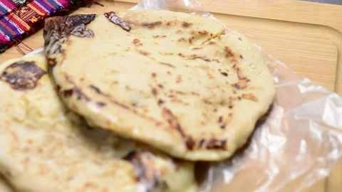 A smooth video pan showcasing cheese-filled pupusas with curtido and sauce .. 動画素材 294112968