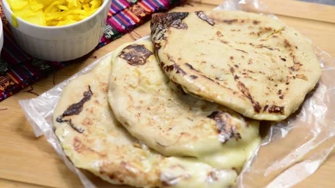 A smooth video pan showcasing cheese-filled pupusas with curtido and sauce .. 動画素材 294112979