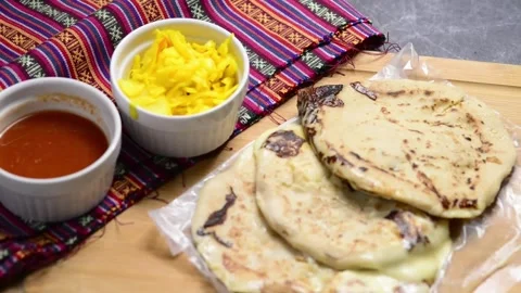 A smooth video pan showcasing cheese-filled pupusas with curtido and sauce .. 動画素材 294112990