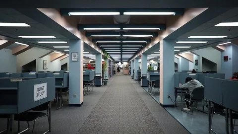 Smooth Walk Through Big College Library Vidéo 85039074