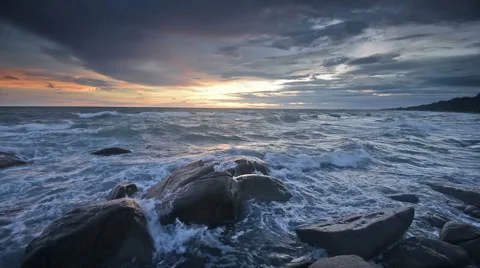 Smooth wave hit the rock Vidéo 67732720