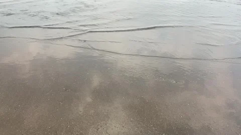 Smooth waves on a calm beach Vídeo Stock 287824730