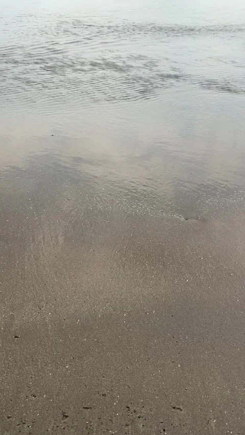 Smooth waves on a calm beach Vídeo Stock 287825177