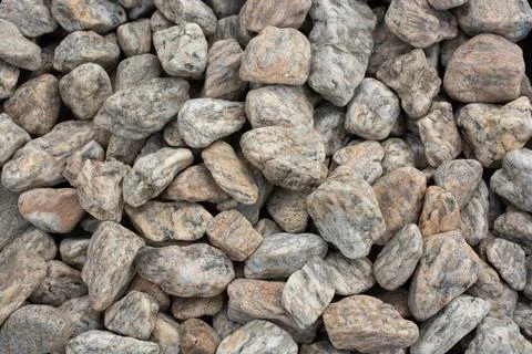 Smooth white garden pebbles texture with dark border background Foto stock