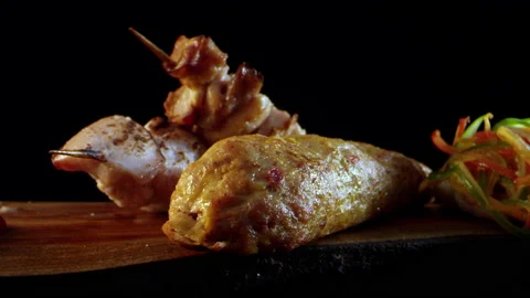 Smooth zoom in on a delicious and appetizing kebab with salad with a macro lens Stock-Footage 139337824