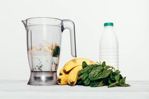 Smoothies in a food processor 库存照片
