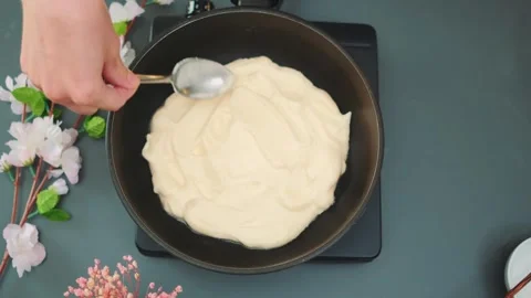 Smoothing with a spoon of egg foam in a pan Video stock 252191505