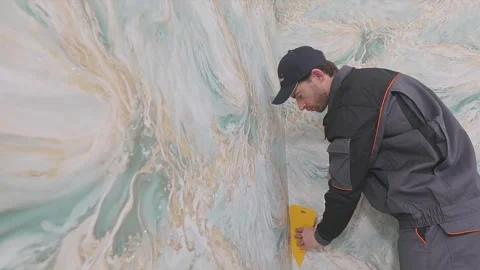 Smoothing wallpaper onto the wall to remove air bubbles. Vidéo 335619924