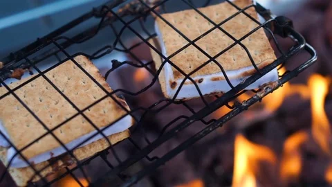 Smores roasting over a fire pit Stockbeeldmateriaal 104883736