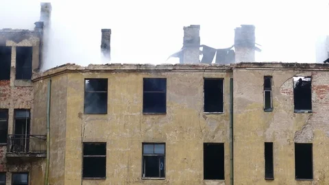 Smouldering structural fire on abandoned building Stock-Footage 99327727