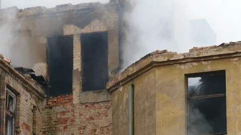 Smouldering structural fire on abandoned building Vídeo Stock 99390889