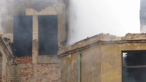 Smouldering structural fire on abandoned building 動画素材 99507704