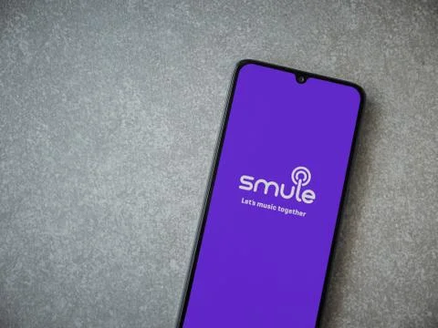 Smule app launch screen with logo on the display of a black mobile smartphone Stock Photos