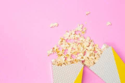 Snack concept, Sweet popcorn float out from two paper cup on pink background Foto stock