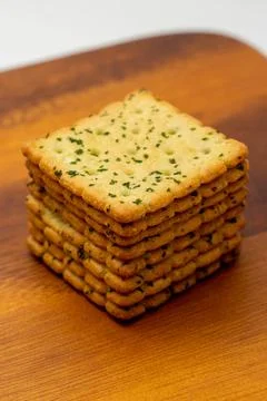 Snack concept, Vegetable crackers or biscuit arranged in vertical row on wood 스톡 사진