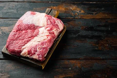 Snack cross cut, raw beef brisket meat, on old dark wooden table background,  Foto stock