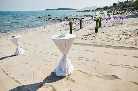 Snack, Glasses table decorating with white cloth on the beach, beach wedding Foto stock