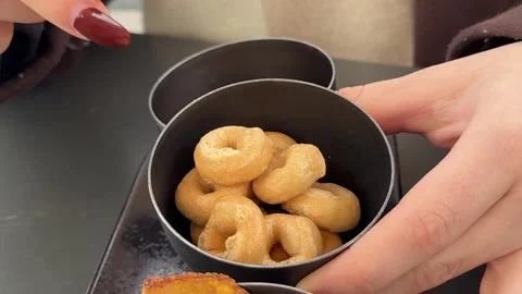 Snack rings hand blur busy people eating green salad and golden fried onion Stock Footage 322069313