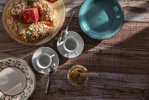 Snack with Roscn de Reyes: typical sweet eaten on Christmas and Epiphany in.. Foto stock
