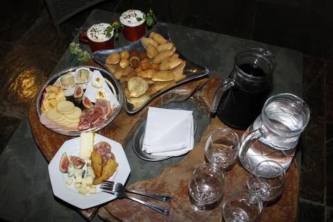 Snack with snacks, drinks and cold cuts on wooden table Foto stock