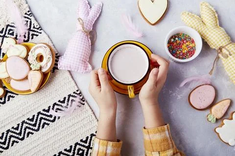 Snack time fun in flat lay. Easter vibes for kids. Happy Easter backround Foto stock