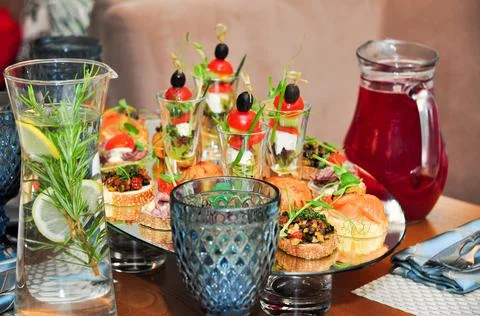 Snacks and drinks at the buffet in the restaurant Foto stock