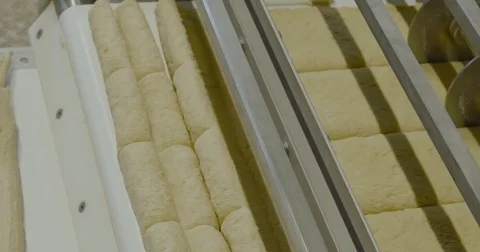 Snacks production dough preparation cutting 库存影片 79810448