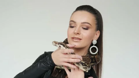 Snake's head on a woman's hands. Slow motion Video stock 147950462