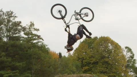 Snap zoom into a failed back flip on a mountain bike Vidéo 140069576