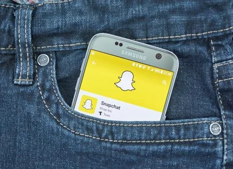 Snapchat mobile application on screen of Samsung Фото
