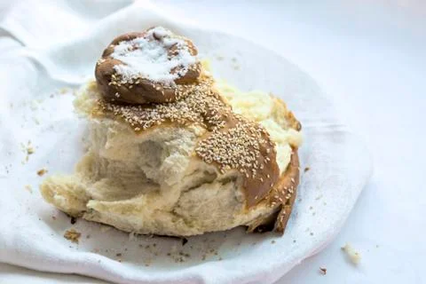 Snapped loaf of traditional bread and salt Stock-Fotos