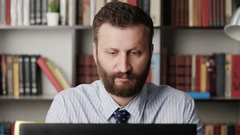 Snapping fingers. Close-up of bearded man at workplace takes break and begins to Stock-Footage 132715990