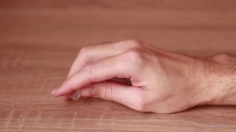 Snapping a pack of drugs 動画素材 83950057