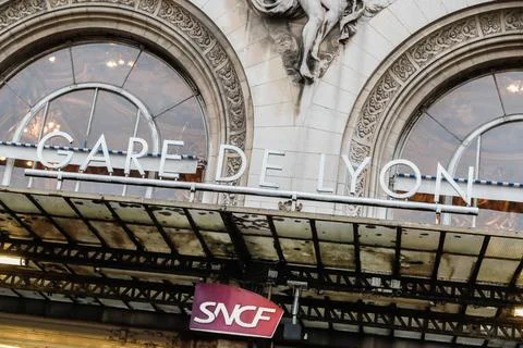 SNCF controllers' strike at Gare de Lyon train station, Paris, France - 23 Dec 2 Stock Photos