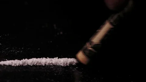 Sniffing phite powder through a rolled up dollar bill. Stock Footage 82877238