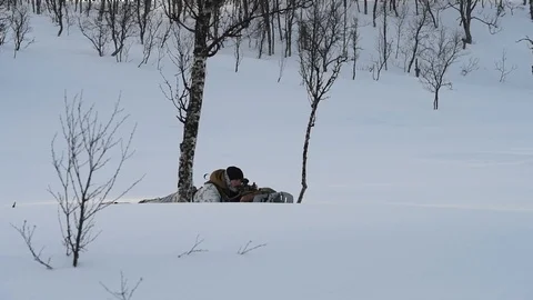 Sniper aiming weapon during exercise White Claymore, Norway Vídeos de archivo 103588672