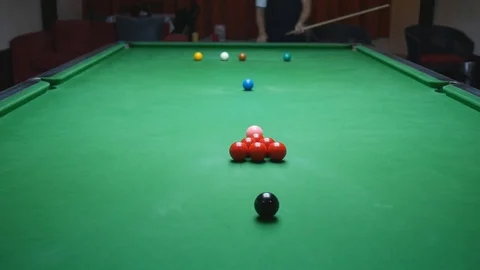 Snooker player perform how to breaking off 2 Vidéo 80918245