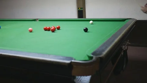 Snooker player taking a shot on the black Vidéo 80918194