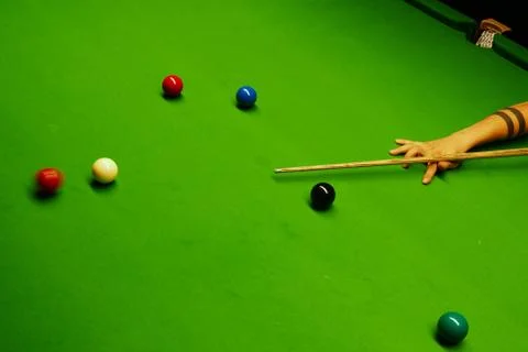 Snooker table and balls with player hitting view from above Foto stock